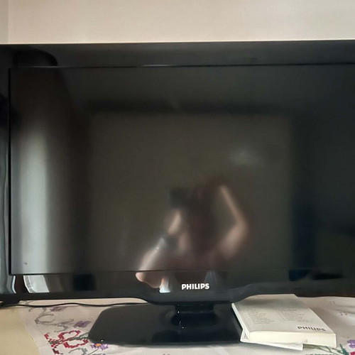 Philips 32" TV with stand, like new