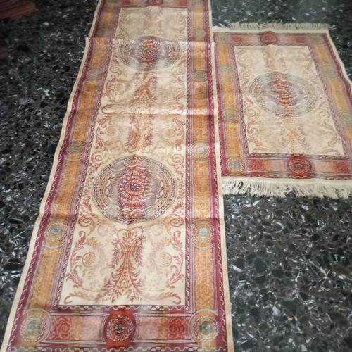 Runners like new, silk-like appearance