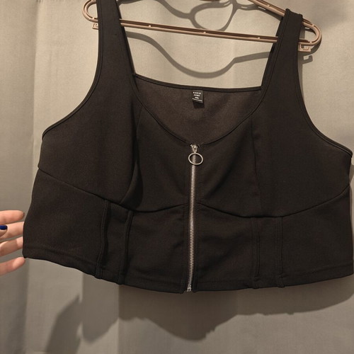 Crop top plus size black, like new, stretchy crepe fabric