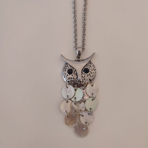 Owl necklace like new, silver with pearl-like pendants