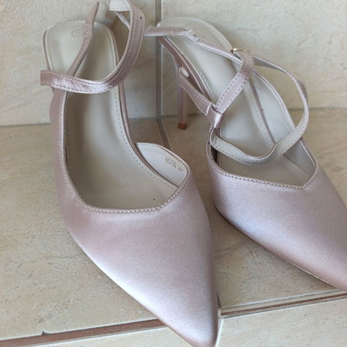 Pumps size 38 like new, beige