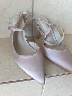 Pumps size 38 like new, beige