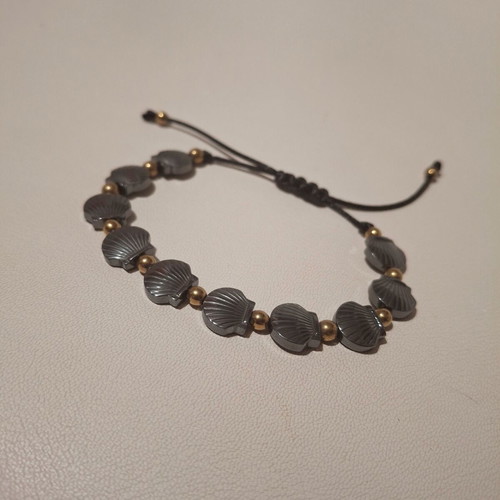 Bracelet with shells and gold details, adjustable cord