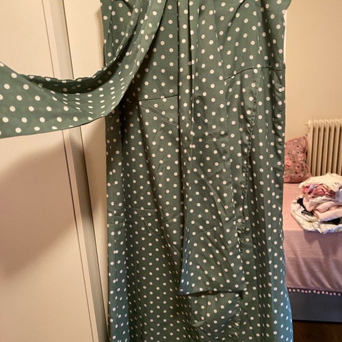 Polka dot green skirt with slit and matching ribbon like new