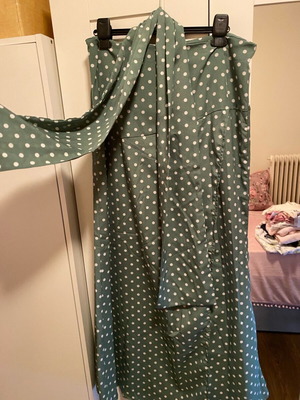 Polka dot green skirt with slit and matching ribbon like new