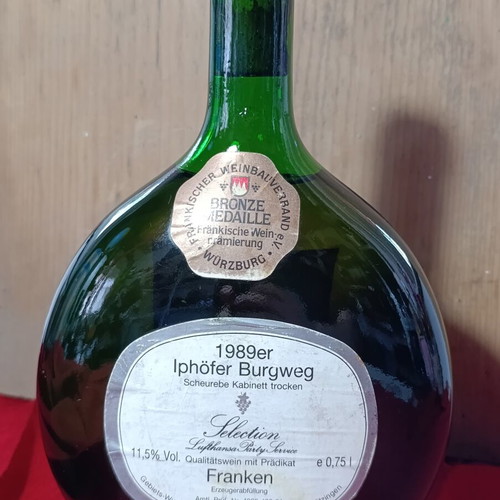 Iphöfer Burgweg Scheurebe Kabinett trocken 1989 wine bottle