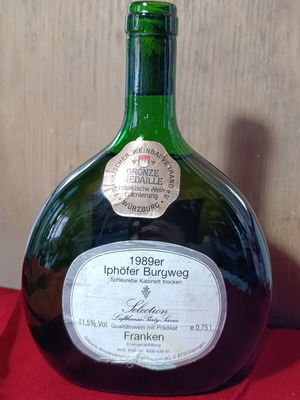 Iphöfer Burgweg Scheurebe Kabinett trocken 1989 wine bottle