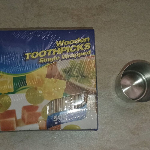 Toothpicks in sealed box of 500 with metal holder new