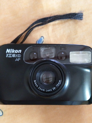 Nikon Zoom 200 AF 35mm film camera with 38-70mm zoom lens