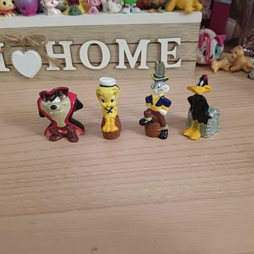 Looney Tunes collectible figures like new