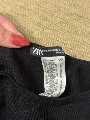 Crop μπλουζάκι Zara μαύρο σαν καινούργιο, μέγεθος XS-S
