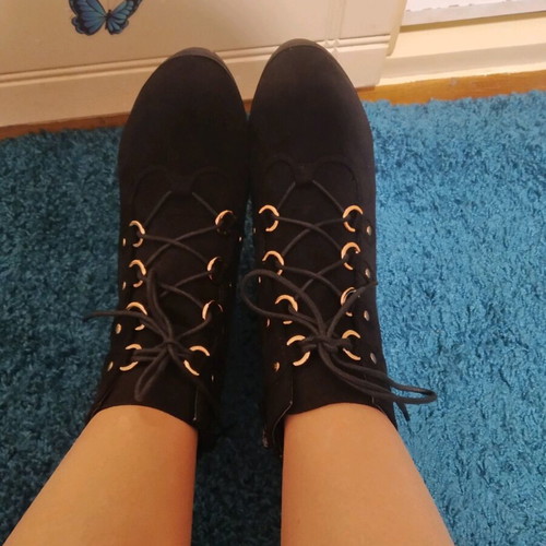 Ankle boots with heel and laces like new, black suede