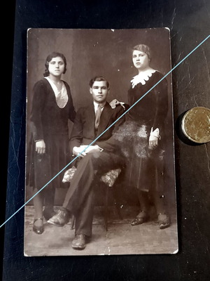 Φωτογραφία εποχής με τρία άτομα σε στούντιο από τη δεκαετία του ’30