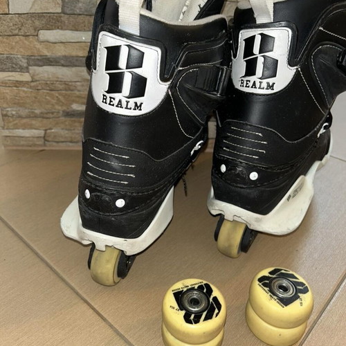 USD Aggressive Rollers size 45 like new, black with 4 spare wheels