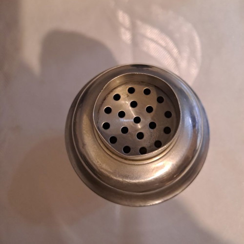 Shaker for coffee and drinks used