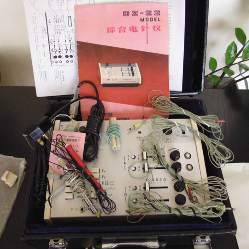 Portable professional electrotherapy device complete in case like new