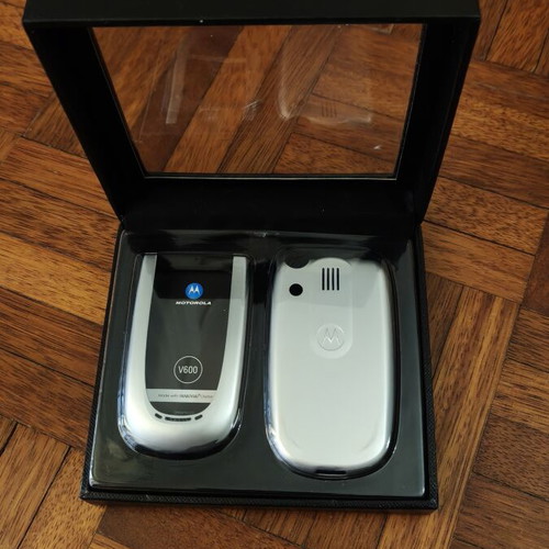 Motorola V600 phone with Swarovski crystal cover