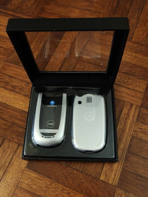 Motorola V600 phone with Swarovski crystal cover