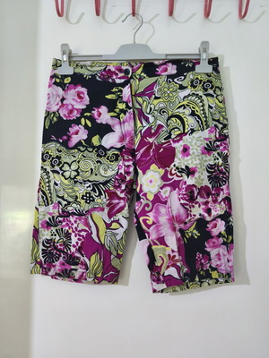 Floral elastic bermuda shorts like new, black multicolor, sizes M-L