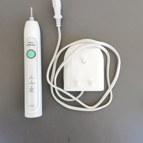 Philips Sonicare HealthyWhite HX6730 electric toothbrush like new with charger and travel case