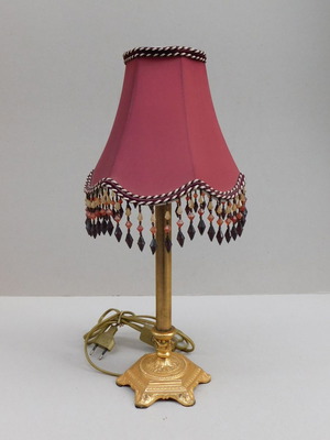 Επιτραπέζιο φωτιστικό με επίχρυση βάση vintage και σύγχρονο πανίνο καπέλο