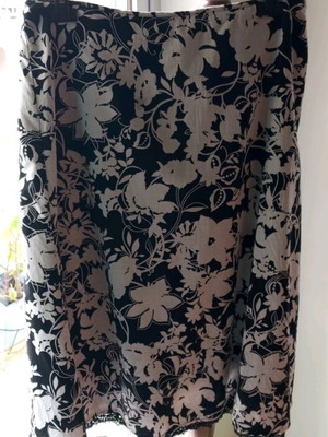 Women's skirt style Y2K size 29 Persona by Marina Rinaldi like new, black and white
