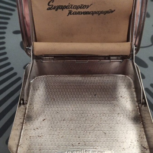 Metal tobacco case used for storing and rolling cigarettes
