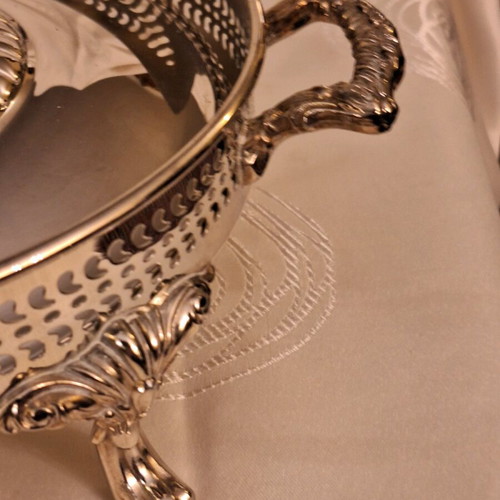 Silver-plated base with lid for Pyrex like new