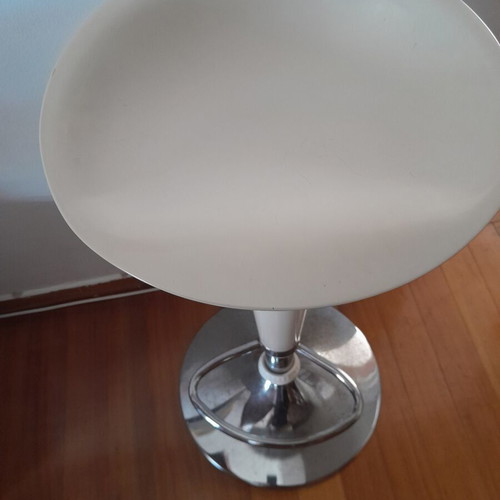 Bar stool with shock absorber used, beige/white color