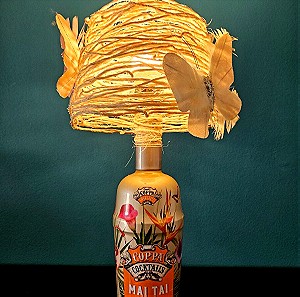 Φωτιστικό μποχο με χειροποίητο καπέλο από σχοινί και πεταλούδες σε κοκτέιλ μπουκάλι.
