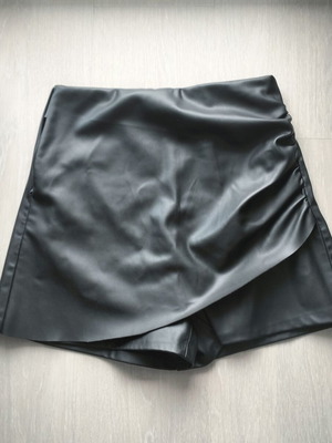 Zara leather-look skirt shorts new, black with free necklace