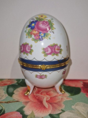 Limoge Porcelain decorative egg like new, collectible