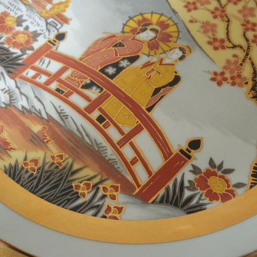 Japanese plate with gold and silver new, with stand, 35 years old