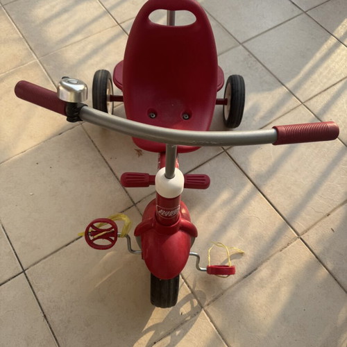 Children's tricycle bike with removable steering handle