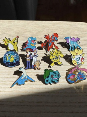 Pokemon pin set like new, 11 pieces