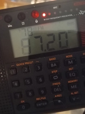World Band Radio like new, rechargeable