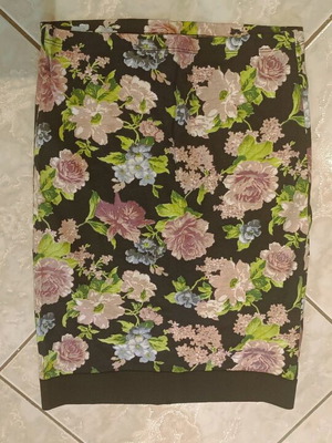 Floral skirt like new, size S