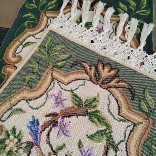 Embroidered table linen set with 2 napkins, like new