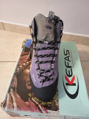Kefas hiking boots size 40 new, purple