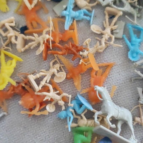 Indian figures with horses, over 100 pieces, 2 cm height