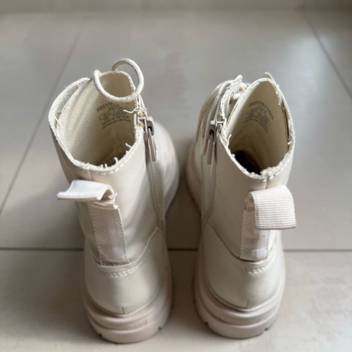 Stradivarius boots size 38 like new, white beige