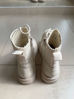 Stradivarius boots size 38 like new, white beige