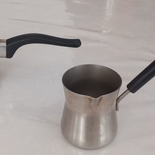 Kitchenware set used, 7 pieces including pots and baking molds