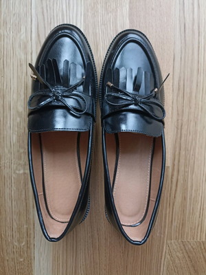 Дамски обувки номер 42 нови, черни