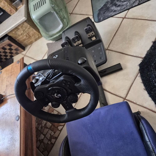 Logitech G923 racing wheel with Playseat base and seat