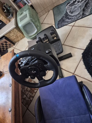 Logitech G923 racing wheel with Playseat base and seat