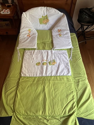 Crib bedding set 3 pieces with green hippopotamus motif, like new