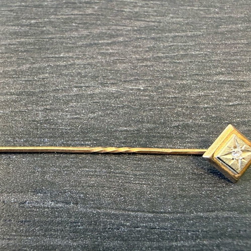 Gold pin 18k with diamond like new