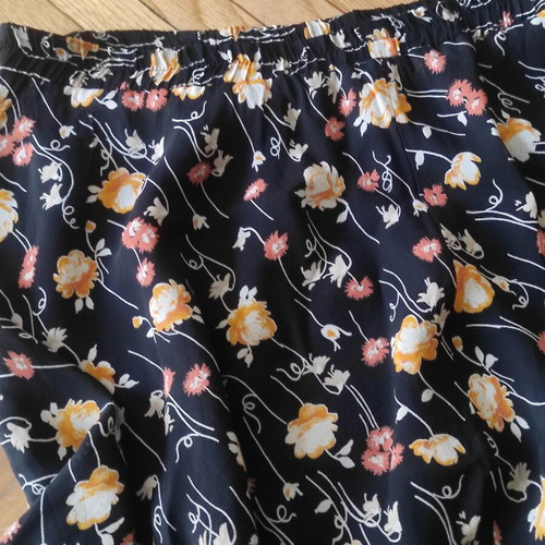 Vintage skirt with floral pattern and elastic waist, like new