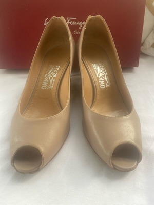 Salvador Ferragamo γόβες μεταχειρισμένες, μέγεθος 40, μπεζ